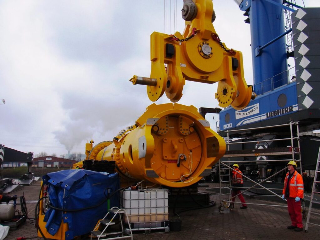 Traverse, Rahmentraverse, Teleskoptraverse, Sondertraverse, Hebetraverse, Balkentraverse, H-Traverse, Hebetraverse, Rohrtraverse, Lasttraverse. Langhakentraverse, Wendetraverse, Lastaufnahmemittel