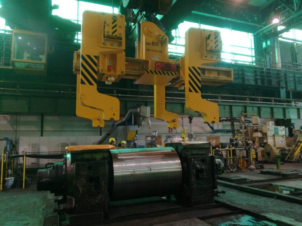 Walzentransportzange, Walzentransportgreifer, Arbeitswalzengreifer, Arbeitswalzenwechselzange, Walzenwechselzange, Walzengreifer, Walzenzange, Stützwalzenzange, Lastaufnahmemittel